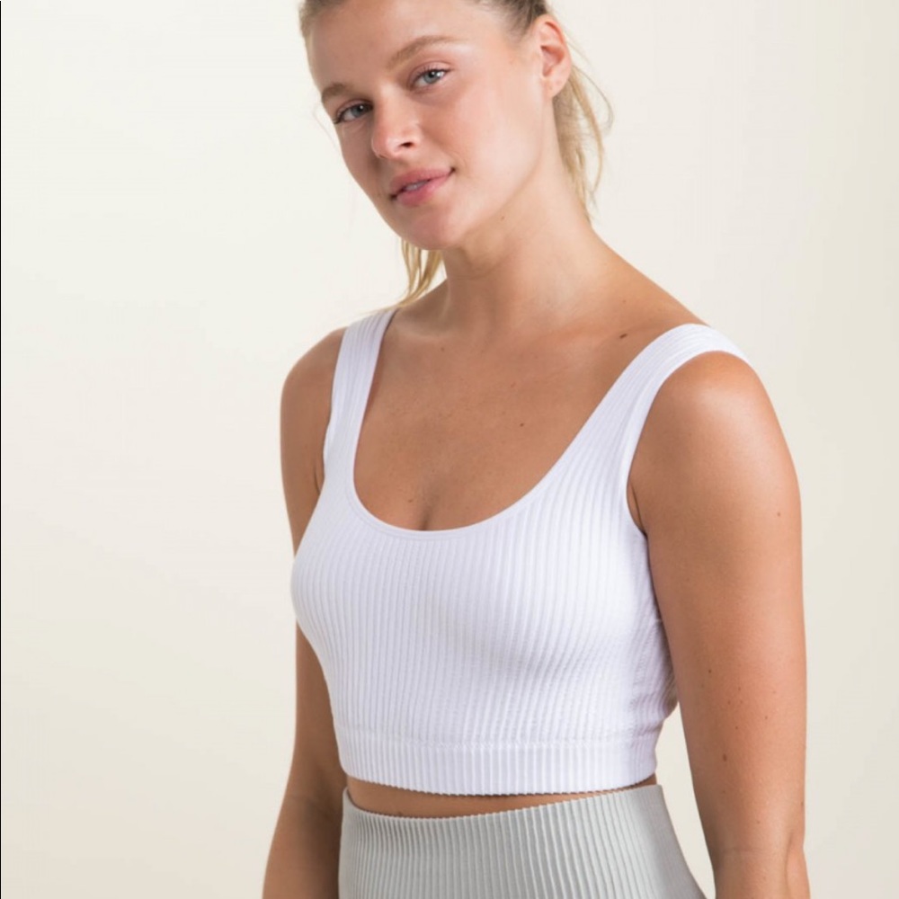 NWT- Ribbed seamless sports bra-White